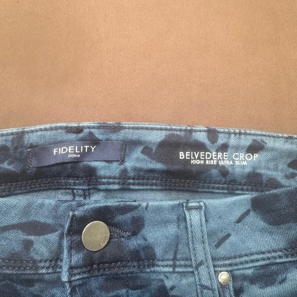 NWT Fidelity Belvedere Zip Crop denim size 30
Inseam 28”
High Rise Ultra slim - Picture 7 of 8